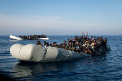 Mittelmeer_Flüchtlingsboote_33653327520_687d2911a8_b Sea Watch (Custom) Mittelmeer_Flüchtlingsboote_33653327520_687d2911a8_b Sea Watch (Custom)