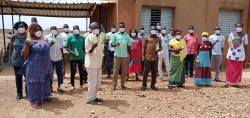 Photo de famille aprs la formation sur le terrain (Custom)