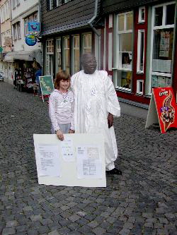 Tikato_Brückenschlag 2007_P1010335 Emiliy Lippert mit Pfarrer Samuel Yameogo Tikato_Brückenschlag 2007_P1010335 Emiliy Lippert mit Pfarrer Samuel Yameogo